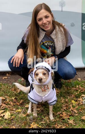 New York, N.Y/USA – 23. Oktober 2021: Ein Hund in Kostüm während der 31. Tompkins Square Halloween Hundeparade. Quelle: Gordon Donovan/Alamy Live News Stockfoto