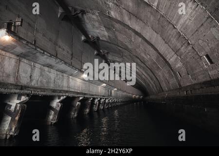 Industrielle Betontunnel Innenansicht, Teil einer verlassenen unterirdischen U-Boot-Basis aus der UdSSR-Zeit. Balaklava, Krim Stockfoto