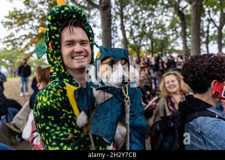 New York, N.Y/USA – 23. Oktober 2021: Ein Hund in Kostüm während der 31. Tompkins Square Halloween Hundeparade. Quelle: Gordon Donovan/Alamy Live News Stockfoto