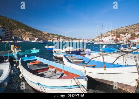 Weiße Holzboote sind in der Marina vertäut. Balaklava, Sommerlandschaft. Es ist die Siedlung auf der Krim-Halbinsel und ein Teil der Stadt Sewastopol Stockfoto