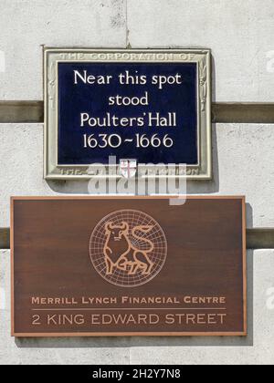 Plakette zur Kennzeichnung der Poulters Hall auf der Bank of America, Merrill Lynch, King Edward Street Stockfoto