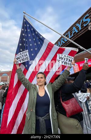 NEW YORK, NY- 24. OKTOBER: Die New Yorker gegen den Standpunkt des Mandats bei der Kundgebung von Kyrie bei den Barclays in Brooklyn, New York City, am 24. Oktober 2021. Kredit: Rainmaker Fotos/MediaPunch Stockfoto