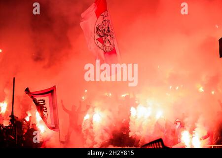 AMSTERDAM, NIEDERLANDE - 24. OKTOBER: Feuerwerk von Fans und Anhängern von Ajax während des niederländischen Eredivisie-Spiels zwischen Ajax und PSV in der Johan Cruijff Arena am 24. Oktober 2021 in Amsterdam, Niederlande (Foto: Peter Lous/Orange Picters) Stockfoto