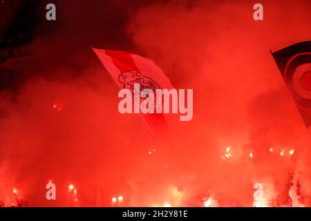 AMSTERDAM, NIEDERLANDE - 24. OKTOBER: Feuerwerk von Fans und Anhängern von Ajax während des niederländischen Eredivisie-Spiels zwischen Ajax und PSV in der Johan Cruijff Arena am 24. Oktober 2021 in Amsterdam, Niederlande (Foto: Peter Lous/Orange Picters) Stockfoto