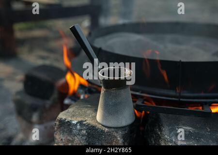 Nahaufnahme eines Türkens mit Kaffee auf unscharfem Hintergrund. Stockfoto