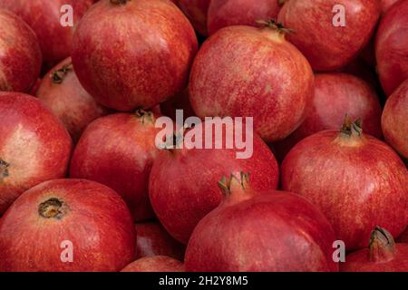 Granatapfel, Punica granatum. Voller Rahmen von reifen köstlichen Früchten Granatapfel Draufsicht Stockfoto