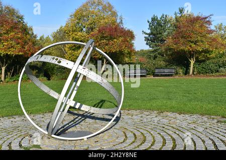 The 'Armillary Sphere' eine Sonnenuhr von Justin Tunley im Campbell Park, Milton Keynes, die den zehnten Jahrestag der MK Housing Association feiert. Stockfoto