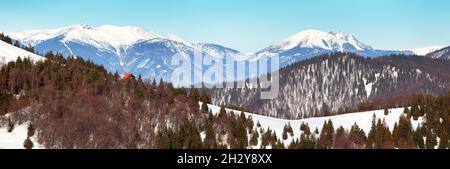 Blick von der Velka Fatra, dem Borisov Chalet und den Mala Fatra Bergen mit den Bergen Krivan, Stoh und Rozsutec Stockfoto