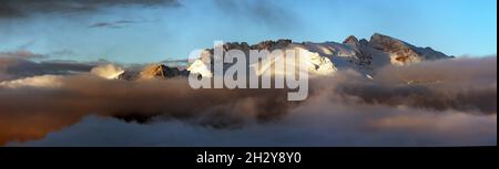 Morgens Panoramablick auf den Berg Marmolada, Südtirol, Alpen Dolomiten Berge, Italien Stockfoto