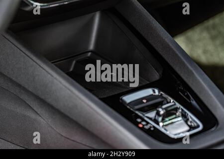 Nahaufnahme einer USB-Ladesteckdose vom Typ C im modernen C-Auto. Stockfoto