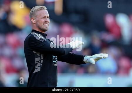 London, England, 24. Oktober 2021. Kasper Schmeichel von Leicester City erwärmt sich vor dem Premier League-Spiel im Brentford Community Stadium, London. Bildnachweis sollte lauten: Paul Terry / Sportimage Stockfoto