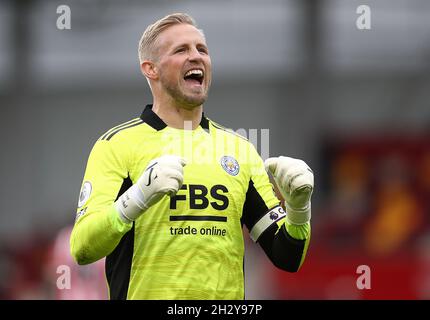 London, England, 24. Oktober 2021. Kasper Schmeichel von Leicester City feiert nach dem Premier League-Spiel im Brentford Community Stadium, London. Bildnachweis sollte lauten: Paul Terry / Sportimage Stockfoto