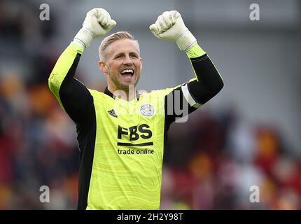 London, England, 24. Oktober 2021. Kasper Schmeichel von Leicester City feiert nach dem Premier League-Spiel im Brentford Community Stadium, London. Bildnachweis sollte lauten: Paul Terry / Sportimage Stockfoto