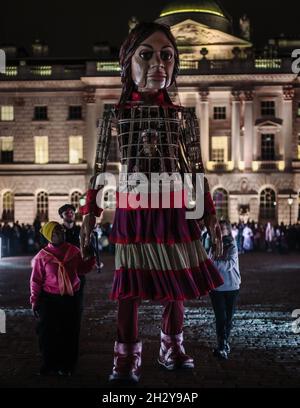 The Walk - Ein Wanderfestival der Kunst zur Unterstützung von Flüchtlingen, das in Form einer riesigen Marionette namens „Little Amal“ im Somerset House zum Leben erweckt wird. Stockfoto