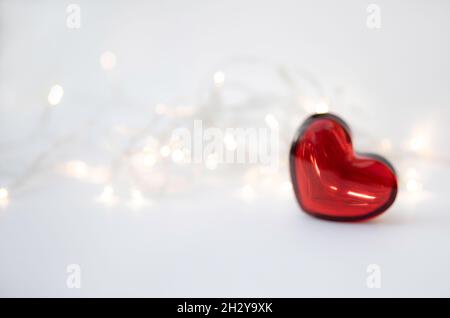 Auf weißem Hintergrund mit hellem roten Herz. Stockfoto