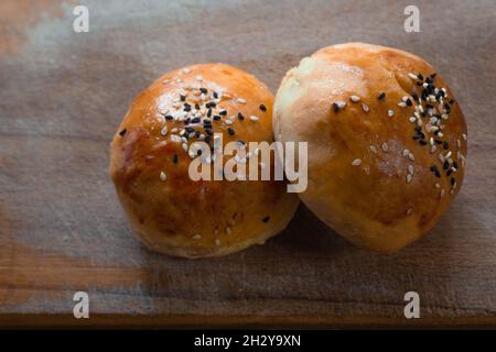 Türkisches Gebäck, das von Großmutter hergestellt wurde. Frisch gebackenes Gebäck. Ofenbackwaren. Stockfoto