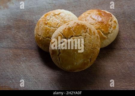 Türkisches Gebäck, das von Großmutter hergestellt wurde. Frisch gebackenes Gebäck. Ofenbackwaren. Stockfoto