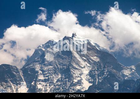 Blick auf den Berg Kangtega inmitten von Wolken, einer der besten Berge rund um Namche Bazar, das Khumbu-Tal, den Sagarmatha-Nationalpark, den nepalesischen Himalaya Stockfoto