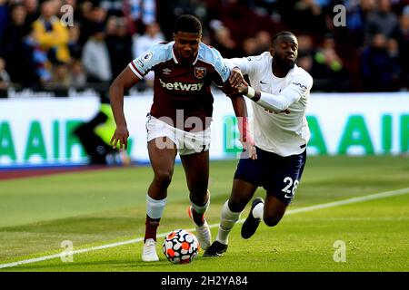 London, Großbritannien. Okt. 2021. Ben Johnson von West Ham United (l.) und Tanguy NDombèlé von Tottenham Hotspur in Aktion. Premier League Spiel, West Ham Utd gegen Tottenham Hotspur im London Stadium, Queen Elizabeth Olympic Park in London am Sonntag, 24. Oktober 2021. Dieses Bild darf nur für redaktionelle Zwecke verwendet werden. Nur zur redaktionellen Verwendung, Lizenz für kommerzielle Nutzung erforderlich. Keine Verwendung bei Wetten, Spielen oder Veröffentlichungen in einem Club/einer Liga/einem Spieler. PIC von Steffan Bowen/Andrew Orchard Sports Photography/Alamy Live News Credit: Andrew Orchard Sports Photography/Alamy Live News Stockfoto