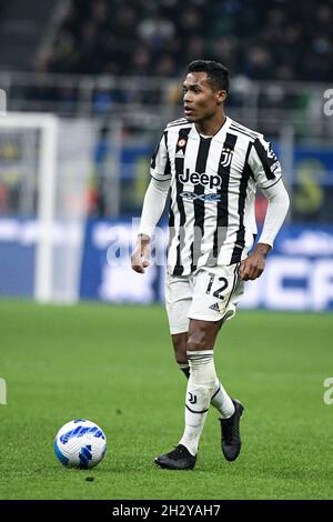 Mailand, Italien - 24. Oktober 2021: Alex Sandro von Juventus schaut während des Fußballspiels FC Internazionale gegen Juventus in der Serie A im San Siro Stadium nach Stockfoto