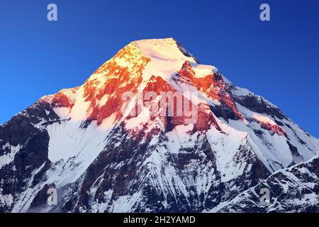 Mount Dhaulagiri. Abendansicht des Dhaulagiri-Berges mit blauem Himmel, Dhaulagiri Himal, Nepal Stockfoto