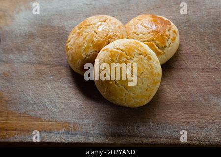 Türkisches Gebäck, das von Großmutter hergestellt wurde. Frisch gebackenes Gebäck. Ofenbackwaren. Stockfoto