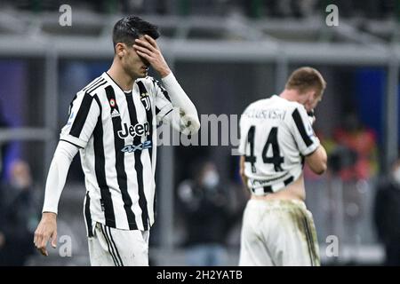 Mailand, Italien - 24. Oktober 2021: Álvaro Morata von Juventus Gesten während der Serie A italienischen Fußballmeisterschaft Spiel FC Internazionale gegen Juventus im San Siro Stadium Stockfoto