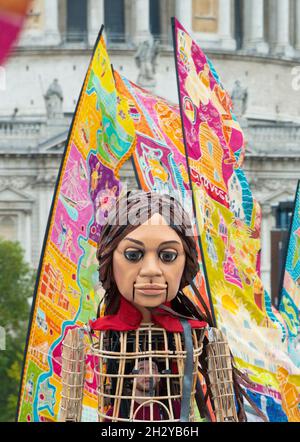 London, Großbritannien. Oktober 2021. Die kleine Amal, die riesige syrische Flüchtlingspuppe, kommt in der St. Paul's Cathedral in London an. Der Spaziergang mit Amal ist eine künstlerische Antwort, die alle vertriebenen Kinder repräsentiert. Stockfoto