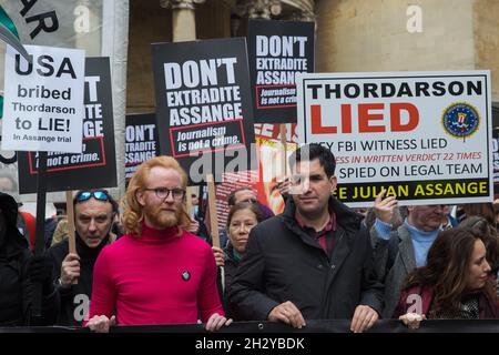 London, Großbritannien. Oktober 2021. Richard Burgon (c), Labour-Abgeordneter für Leeds East, nimmt am Marsch für Assange vom BBC Broadcasting House an die Royal Courts of Justice Teil, der von der Kampagne Don't extradite Assange zur Unterstützung des Wikileaks-Gründers Julian Assange organisiert wird. Die US-Regierung wird am 27. Oktober gegen eine Entscheidung Anfang des Jahres, Assange nicht auszuliefern, um in den Vereinigten Staaten Spionagevorwürfe zu erheben, Berufung vor dem High Court einlegen. Assange ist seit 2019 im Belmarsh Gefängnis inhaftiert. Kredit: Mark Kerrison/Alamy Live Nachrichten Stockfoto