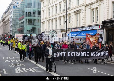 London, Großbritannien. Oktober 2021. Unterstützer des Wikileaks-Gründers Julian Assange nehmen an dem von der Kampagne Don't Extradite Assange organisierten Marsch für Assange vom BBC Broadcasting House an die königlichen Gerichte Teil. Die US-Regierung wird am 27. Oktober gegen eine Entscheidung Anfang des Jahres, Assange nicht auszuliefern, um in den Vereinigten Staaten Spionagevorwürfe zu erheben, Berufung vor dem High Court einlegen. Assange ist seit 2019 im Belmarsh Gefängnis inhaftiert. Kredit: Mark Kerrison/Alamy Live Nachrichten Stockfoto