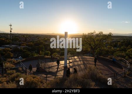 Am 11. Oktober 2021 treffen sich Menschen zum Sonnenuntergang im Cross of the Martyrs Hilltop Park in Santa Fe, New Mexico. Stockfoto