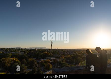 Am 11. Oktober 2021 treffen sich Menschen zum Sonnenuntergang im Cross of the Martyrs Hilltop Park in Santa Fe, New Mexico. Stockfoto