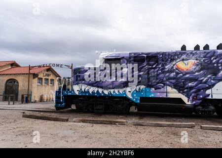 Am Amtrak-Bahnhof Lamy, New Mexico, südlich von Santa Fe, befindet sich eine von oben nach unten lackierte Lokomotive mit Drachenkunst „Game of Thrones“. Der Stockfoto