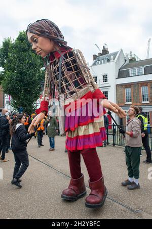 London, Großbritannien. Oktober 2021. Die kleine Amal, die riesige syrische Flüchtlingspuppe, kommt im Globe Theatre in London an. Der Spaziergang mit Amal ist eine künstlerische Antwort, die alle vertriebenen Kinder repräsentiert. Stockfoto