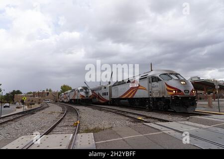 New Mexico Rail Runner Express-Züge warten am 12. Oktober 2021 in Santa Fe, NM, am nördlichen Endbahnhof der Pendlerstrecke. Stockfoto