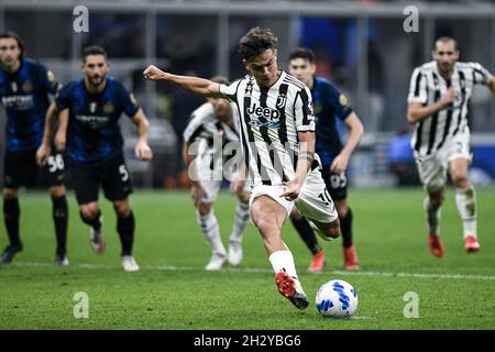 Mailand, Italien - 24. Oktober 2021: Paulo Dybala aus Juventus erzielt ein Elfmeterschießen beim Spiel der italienischen Fußballmeisterschaft FC Internazionale gegen Juventus in der Serie A im San Siro Stadium Stockfoto