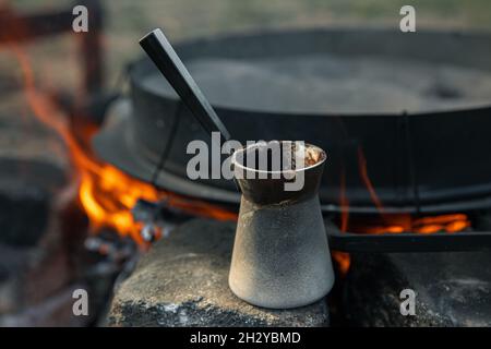 Nahaufnahme eines Türkens mit Kaffee auf unscharfem Hintergrund. Stockfoto