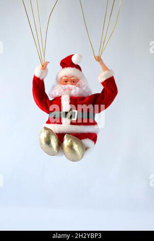 Fallschirmspringen Santa Claus Vater Weihnachten Stockfoto