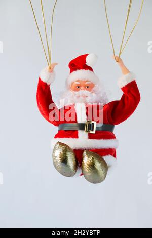 Weihnachtsmann Vater Weihnachten Fallschirmspringen Stockfoto