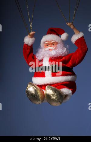 Weihnachtsmann Vater Weihnachten Fallschirmspringen Stockfoto