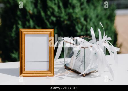 Hochzeitstag- und Geburtstagsdekoration, Stühle, Tische und Blumen Stockfoto