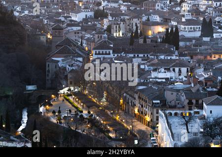 GRANAA, SPANIEN - 15. Jan 2021: Blick in die Nacht auf den Paseo de Los Tristes in Granada im Winter Stockfoto