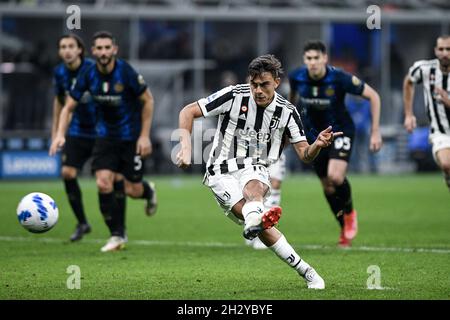 Mailand, Italien - 24. Oktober 2021: Paulo Dybala aus Juventus erzielt ein Elfmeterschießen beim Spiel der italienischen Fußballmeisterschaft FC Internazionale gegen Juventus in der Serie A im San Siro Stadium Stockfoto