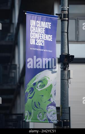 Glasgow, Schottland, Großbritannien. 24. Oktober 2021 IM BILD: Branded COP26 Banner hängen an Lampenpfosten entlang der COP26 Zone. Blick auf den COP26-Standort mit Blick auf den Fluss Clyde und die Andockseite, mit den Gebäuden des Scottish Event Campus (OVO Hydro Arena, SEC Armadillo und SECC), dem Crown Plaza Hotel und dem Ring aus Stahlzaun, der die Gegend umgibt. Tage, bis die Staats- und Regierungschefs zusammen mit Tausenden von Delegierten, Medien und Protestierenden in Glasgow in Kürze zum Beginn des am 31. Oktober beginnenden Klimagipfels landen werden. Quelle: Colin Fisher Stockfoto