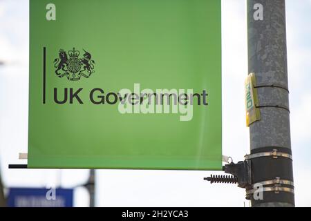 Glasgow, Schottland, Großbritannien. 24. Oktober 2021 IM BILD: Branded COP26 Banner hängen an Lampenpfosten entlang der COP26 Zone. Blick auf den COP26-Standort mit Blick auf den Fluss Clyde und die Andockseite, mit den Gebäuden des Scottish Event Campus (OVO Hydro Arena, SEC Armadillo und SECC), dem Crown Plaza Hotel und dem Ring aus Stahlzaun, der die Gegend umgibt. Tage, bis die Staats- und Regierungschefs zusammen mit Tausenden von Delegierten, Medien und Protestierenden in Glasgow in Kürze zum Beginn des am 31. Oktober beginnenden Klimagipfels landen werden. Quelle: Colin Fisher Stockfoto