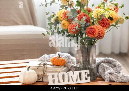 Herbsthintergrund mit einem Strauß Chrysanthemen und Kürbissen, Kopierraum. Stockfoto
