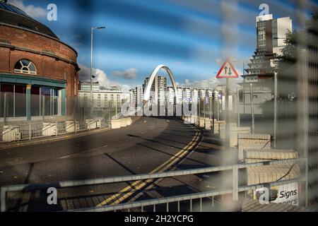 Glasgow, Schottland, Großbritannien. Okt. 2021. IM BILD: Blick auf den COP26-Standort mit Blick auf den Fluss Clyde und die Andockseite, mit den Gebäuden des Scottish Event Campus (OVO Hydro Arena, SEC Armadillo und SECC), dem Crown Plaza Hotel und dem Ring aus Stahlzaun, der die Gegend umgibt. Tage, bis die Staats- und Regierungschefs zusammen mit Tausenden von Delegierten, Medien und Protestierenden in Glasgow in Kürze zum Beginn des am 31. Oktober beginnenden Klimagipfels landen werden. Quelle: Colin Fisher/Alamy Live News Stockfoto
