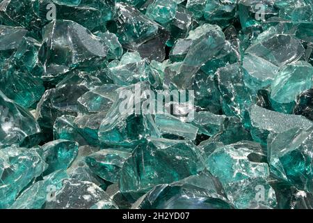 Großer Block von Aqua Glass Rock Schlacke für Garten Dekor. Glass in Nature Vollformatstruktur Draufsicht Stockfoto