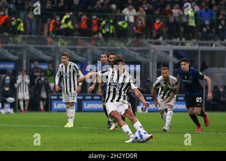 Mailand, Italien, 24. Oktober 2021. Paulo Dybala von Juventus erzielt eine zweite Halbstrafe, um das Spiel bei 1-1 während der Serie A Spiel bei Giuseppe Meazza, Mailand. Bildnachweis sollte lauten: Jonathan Moscrop / Sportimage Stockfoto