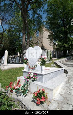 Bosnien-Herzegowina, Herzegowina-Region, Mostar, moslemischer Friedhof an der Hauptstraße | Bosnien-Herzegowina, Mostar, muslimischer Friedhof Stockfoto